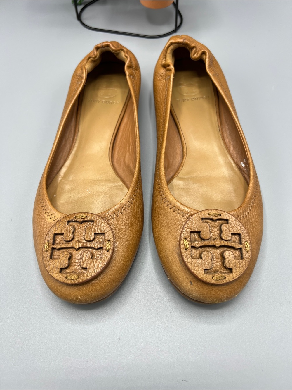 Tory Burch Caramel Leather Logo Ballet Flat out of smoke - Picture 2 of 9